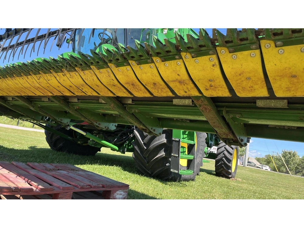 2023 John Deere 635f alt
