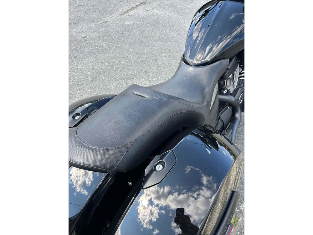Victory Motorcycles Cross Country 2014 alt