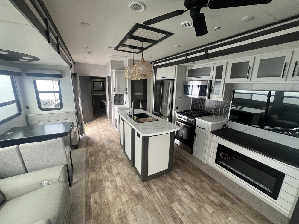 2026 Crossroads Rv Hampton 372fdb alt