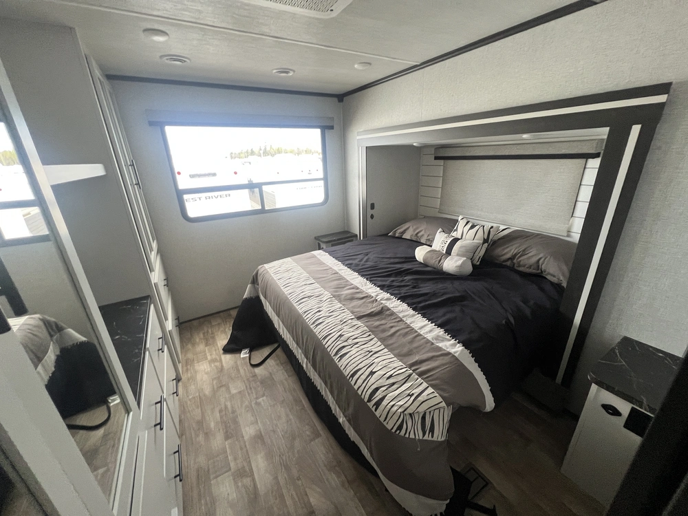 2025 Crossroads Rv Hampton 395bam alt
