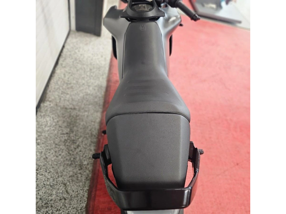2024 Husqvarna Svartpilen 401 alt