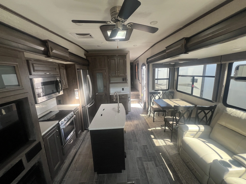 2019 Keystone Rv Montana 385br alt