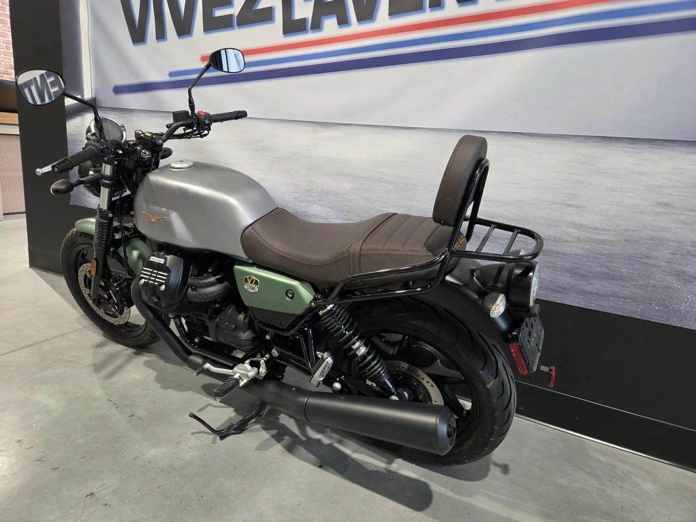 Moto Guzzi V7 Stone 2022 alt