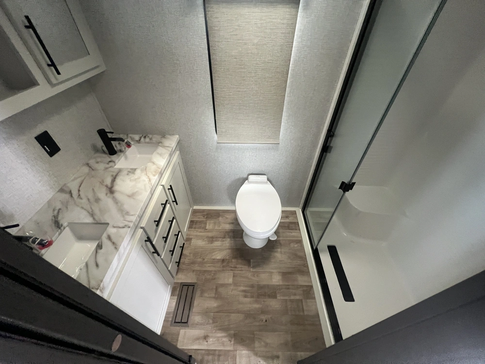2025 Crossroads Rv Hampton 395bam alt