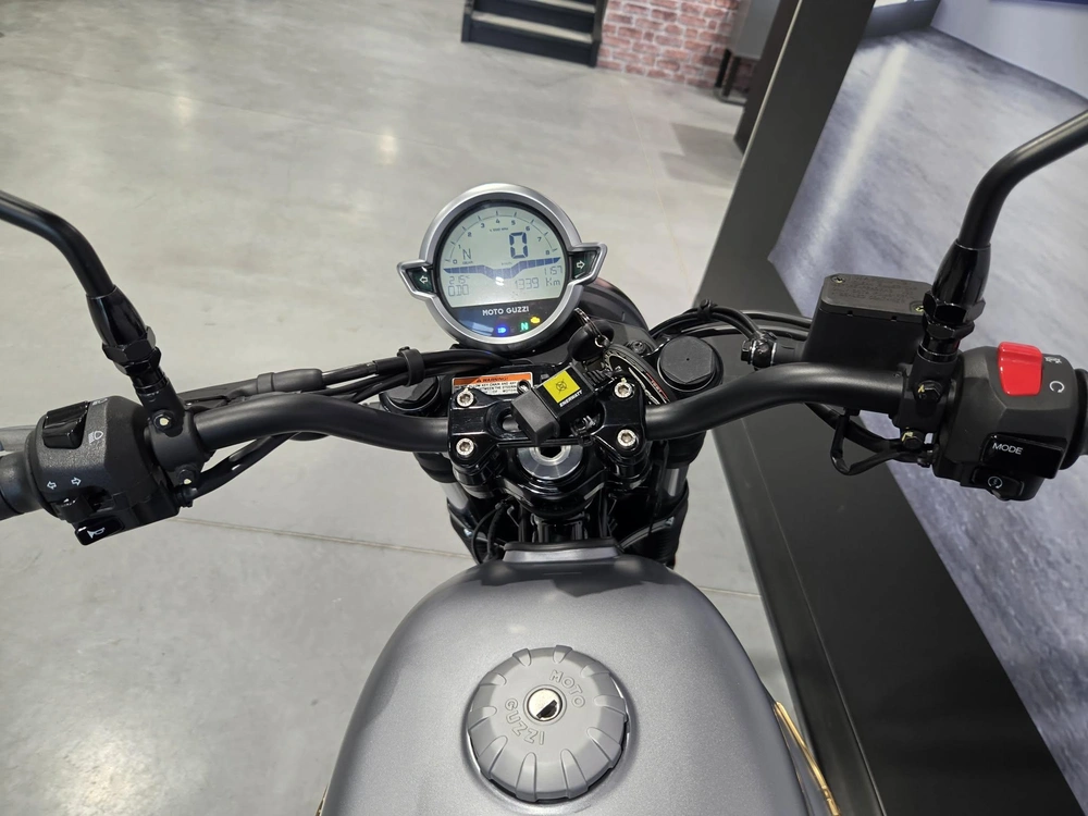 Moto Guzzi V7 Stone 2022 alt