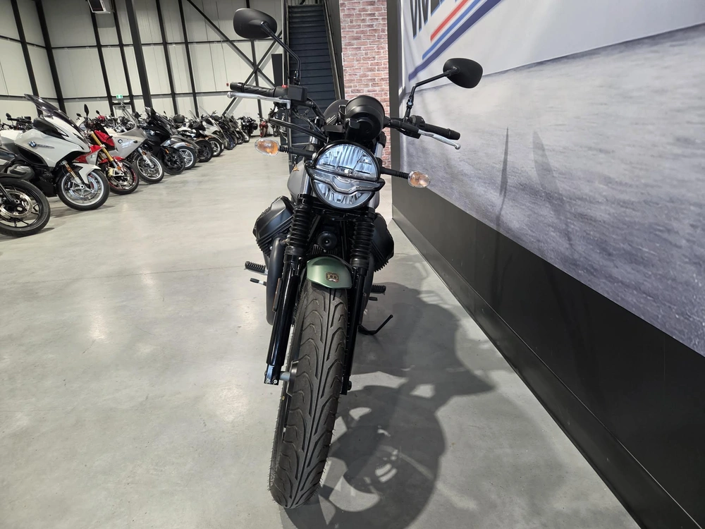 Moto Guzzi V7 Stone 2022 alt