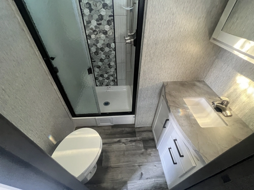 2023 Keystone Rv Hampton 374 Bar alt