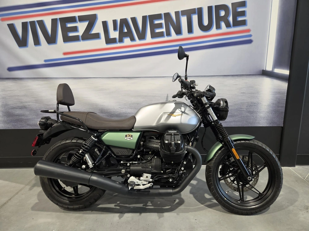 Moto Guzzi V7 Stone 2022 alt
