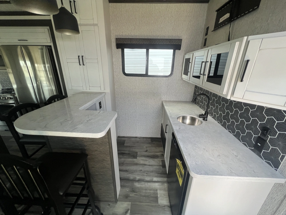2023 Keystone Rv Hampton 374 Bar alt