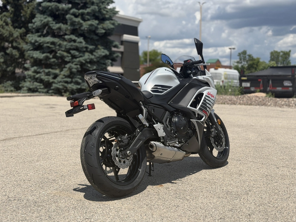 2026 Kawasaki Ninja 650 alt