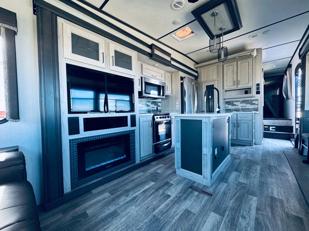 2021 Keystone Rv Montana High Country 385 Br alt
