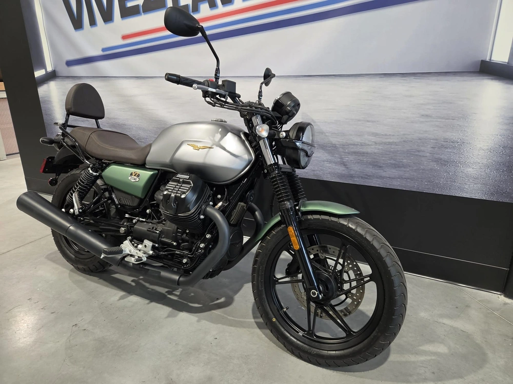 Moto Guzzi V7 Stone 2022 alt