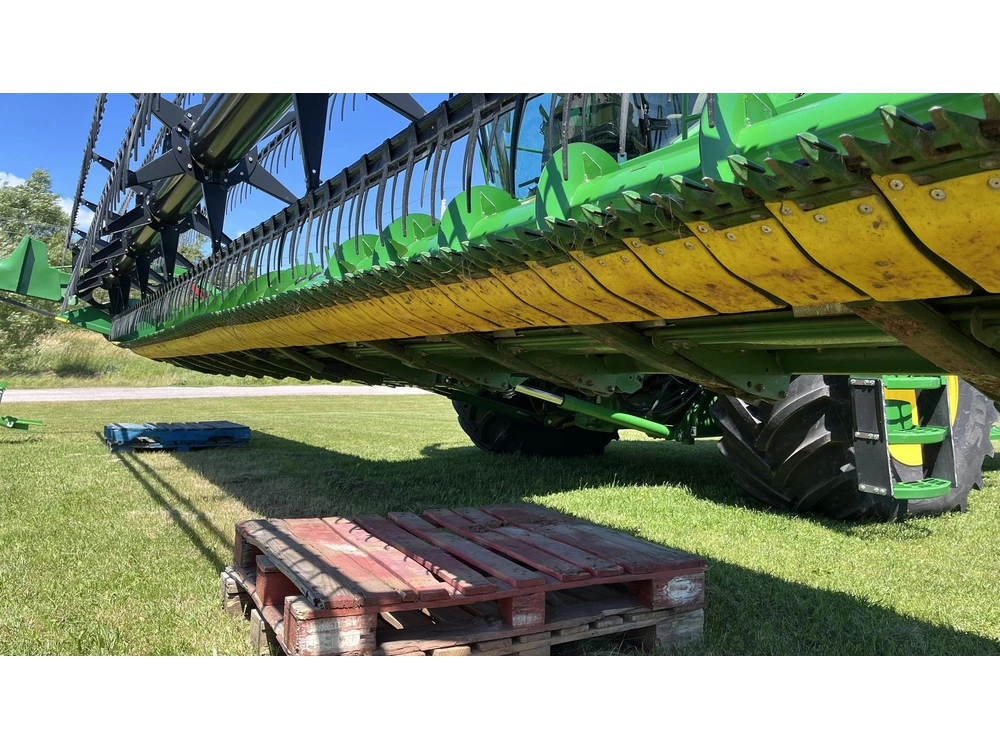 2023 John Deere 635f alt