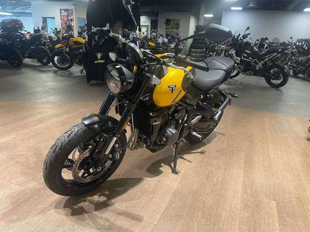 2026 Triumph Trident 660 - Cosmic Yellow alt
