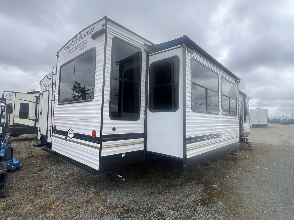 2025 Forest River Wildwood Lodge 40 Rlb alt