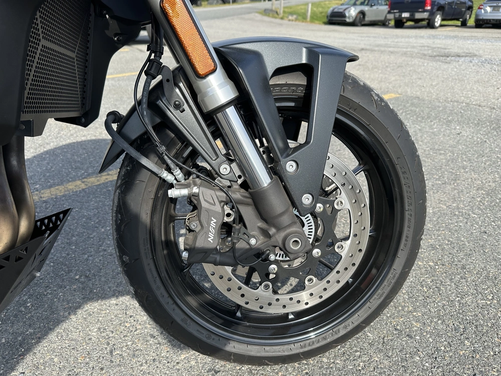 2023 Suzuki Gsx-8s alt