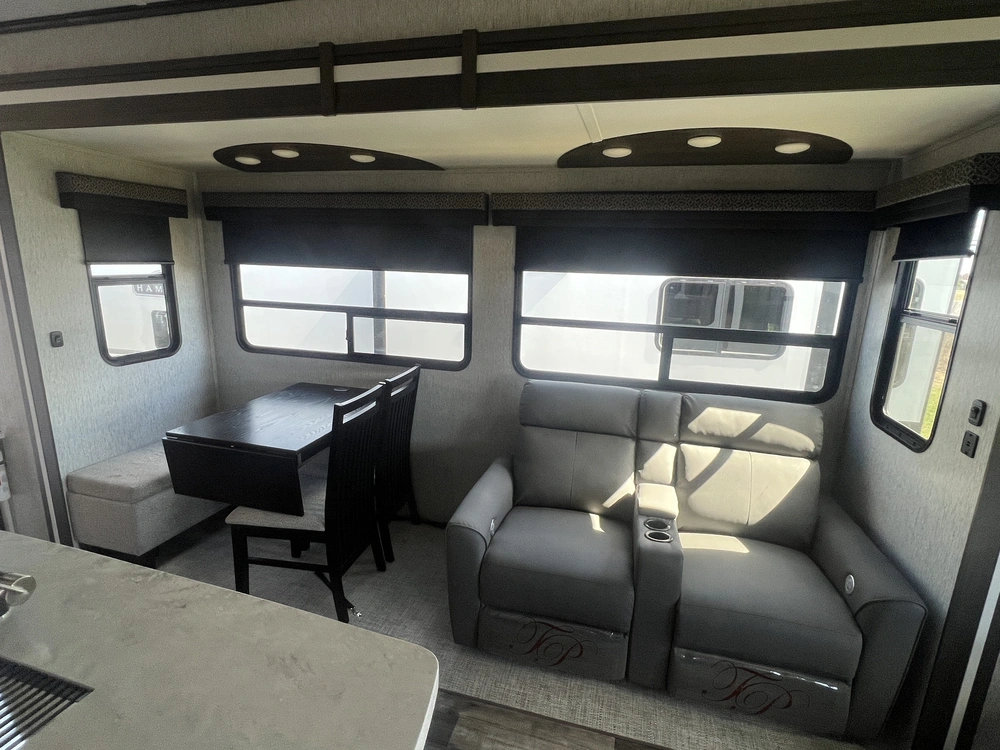 2023 Keystone Rv Hampton 374 Bar alt