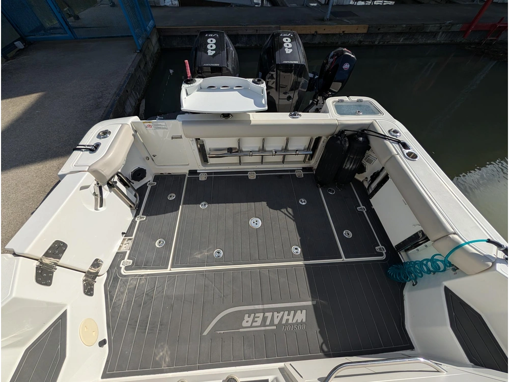 2022 Boston Whaler 325 Conquest alt