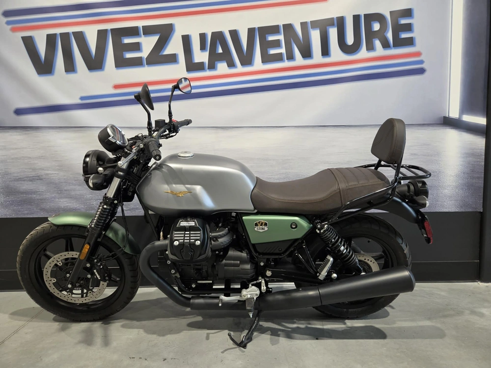 Moto Guzzi V7 Stone 2022 alt