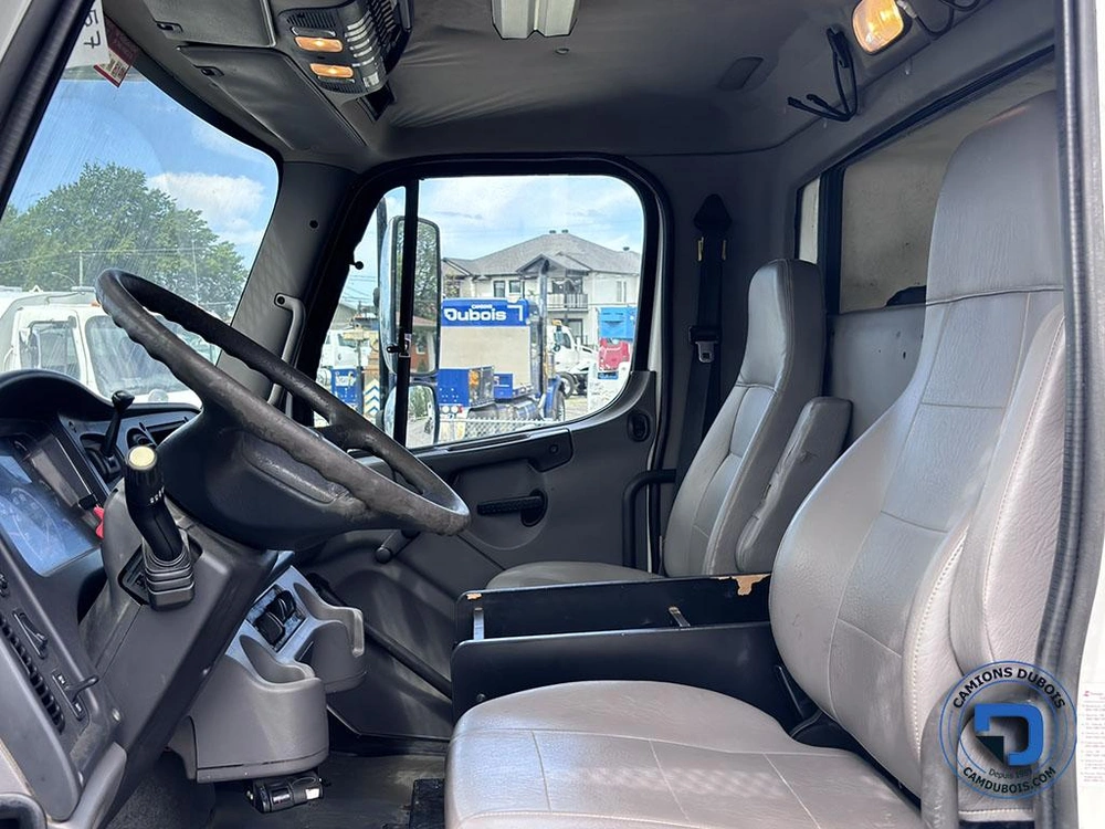 2010 Freightliner M2-106 alt