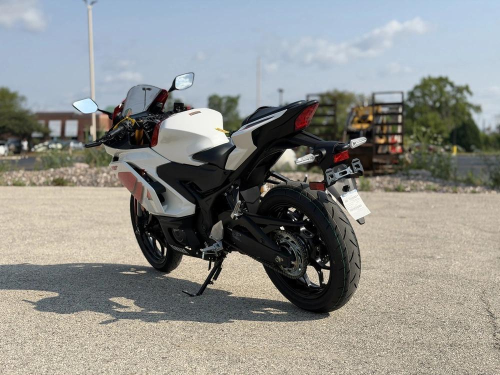 2026 Yamaha Yzf-r3 70th Anniversary Edition alt