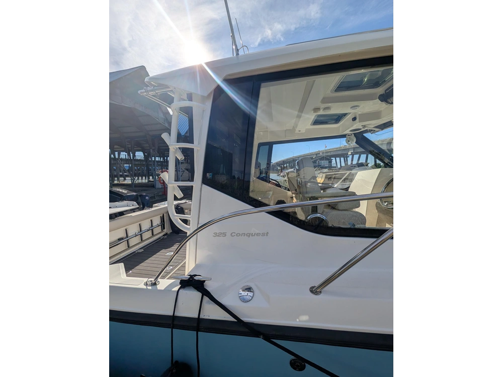 2022 Boston Whaler 325 Conquest alt