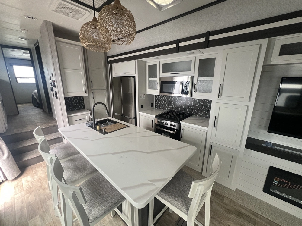 2025 Crossroads Rv Hampton 395bam alt