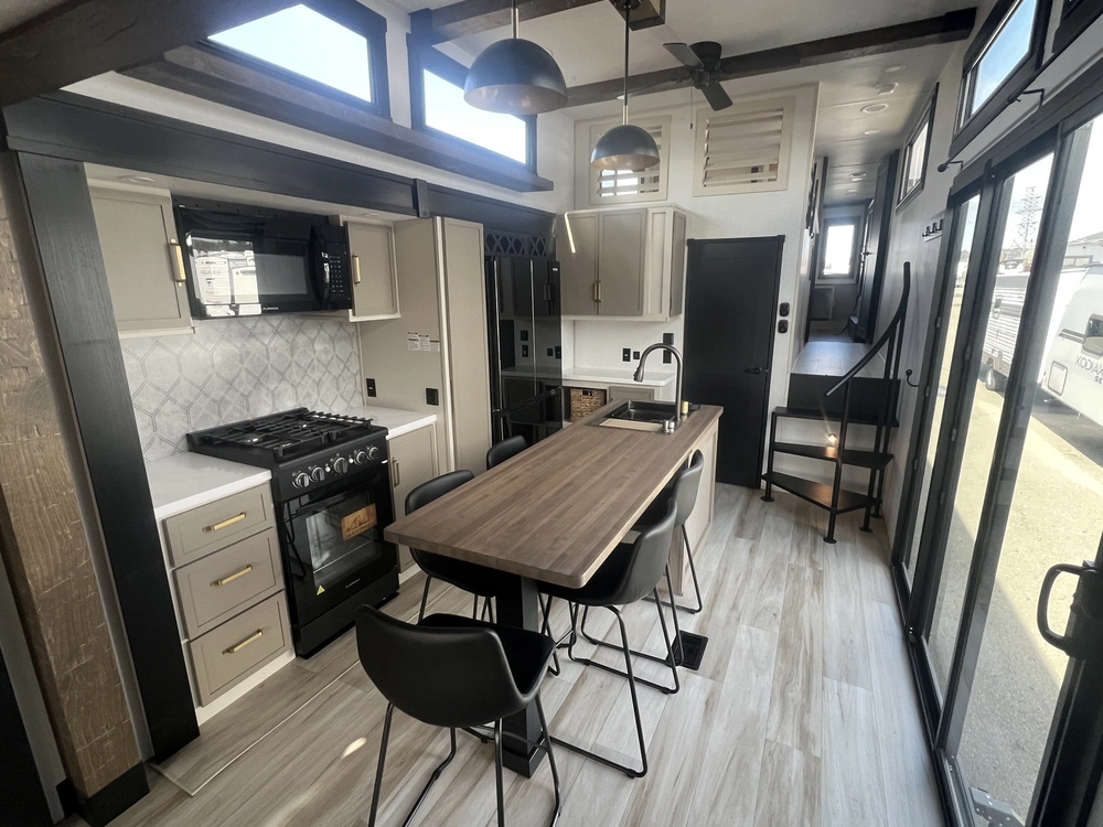 2025 Forest River Salem Roost 43 alt