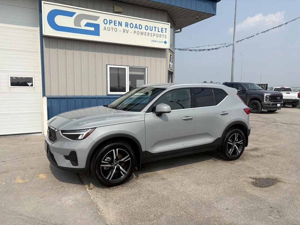 2025 Volvo Xc40 alt