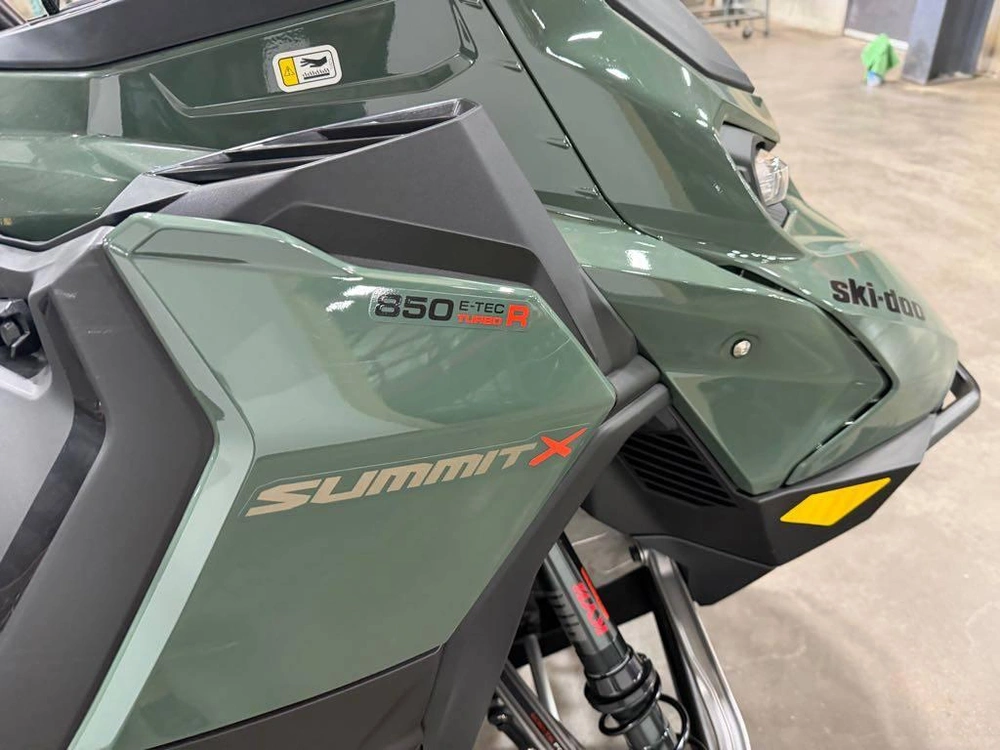 2026 Ski-doo Summit X 154 850 Turbo 10.25" Screen alt