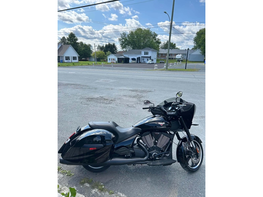 Victory Motorcycles Cross Country 2014 alt