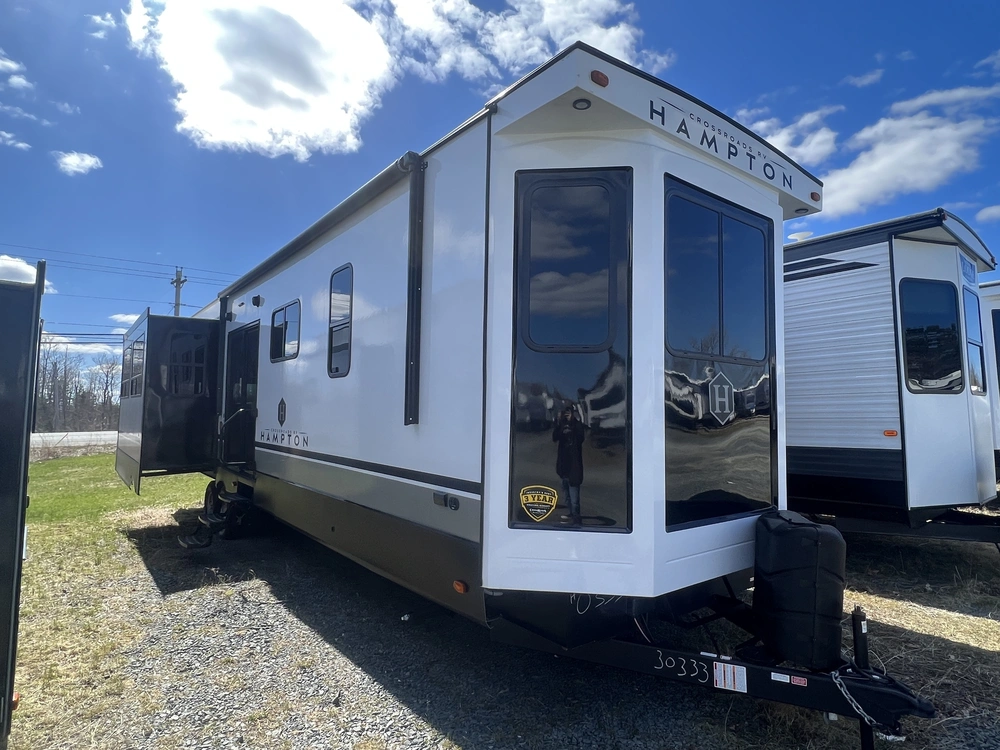 2023 Keystone Rv Hampton 374 Bar alt