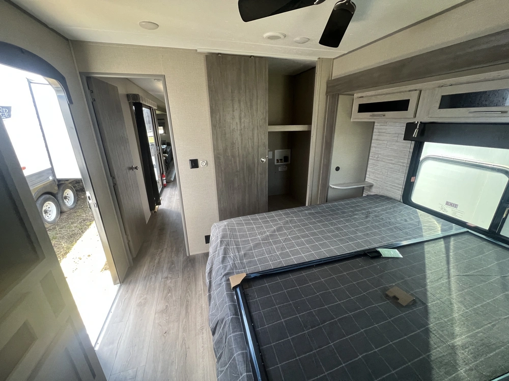 2023 Forest River Coachmen Catalina Destination 39 Rlts alt
