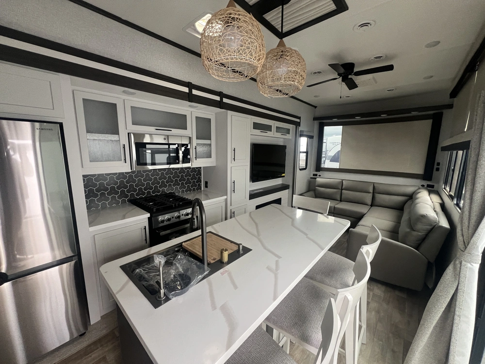 2025 Crossroads Rv Hampton 395bam alt
