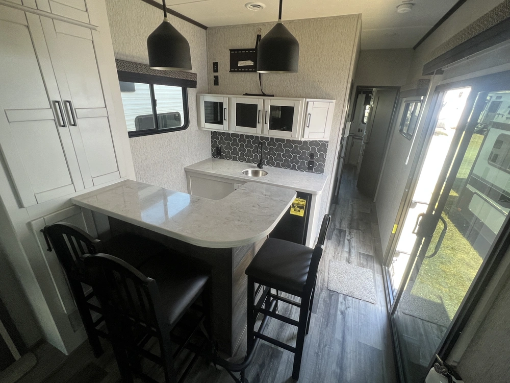 2023 Keystone Rv Hampton 374 Bar alt