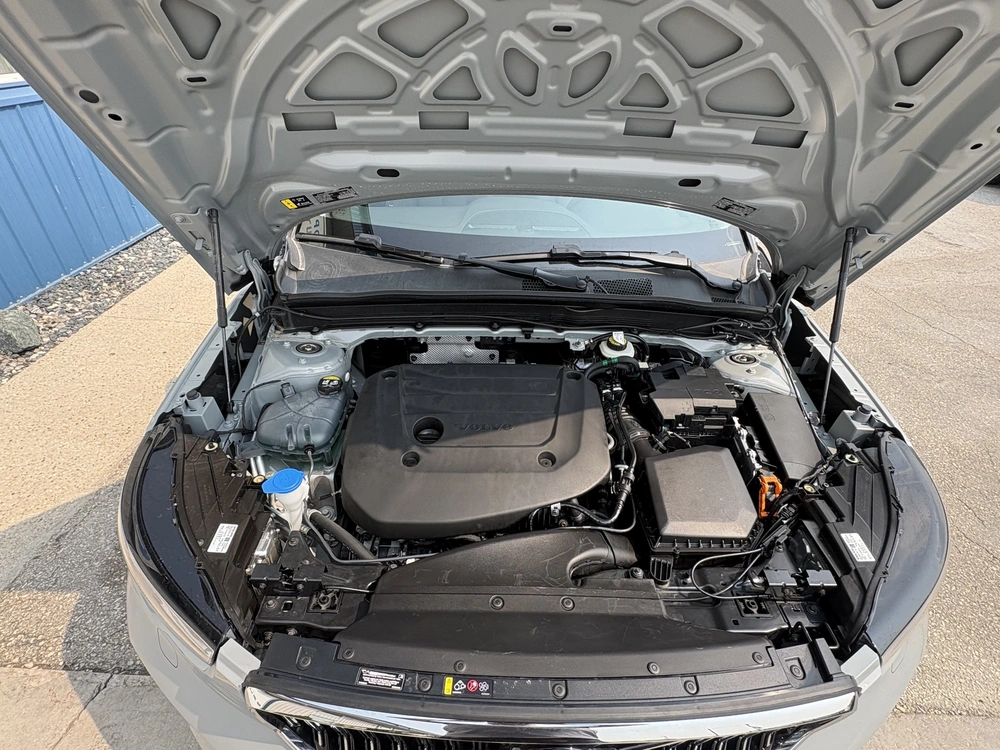 2025 Volvo Xc40 alt