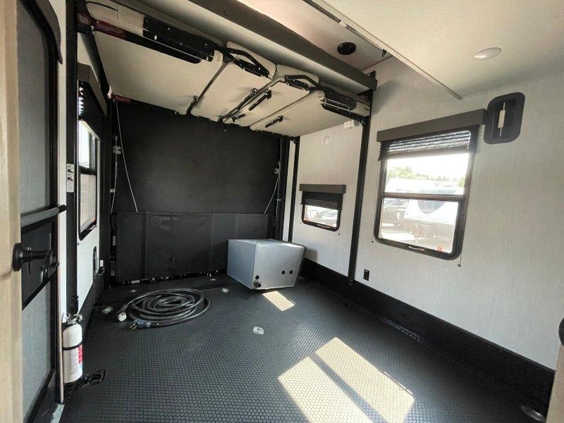 Grand Design Momentum 351m 2023 alt