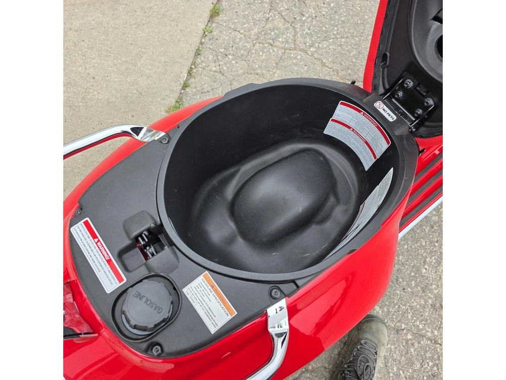 2027 Vespa Primavera Red 150 alt
