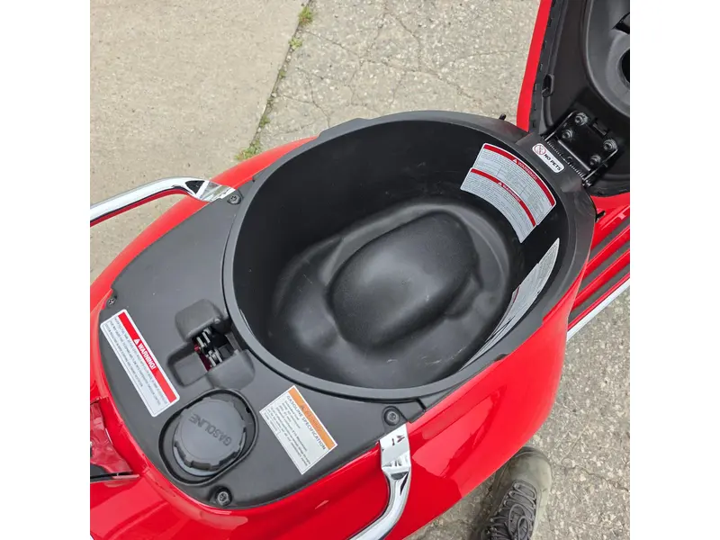 Vespa Primavera Red 150 2027