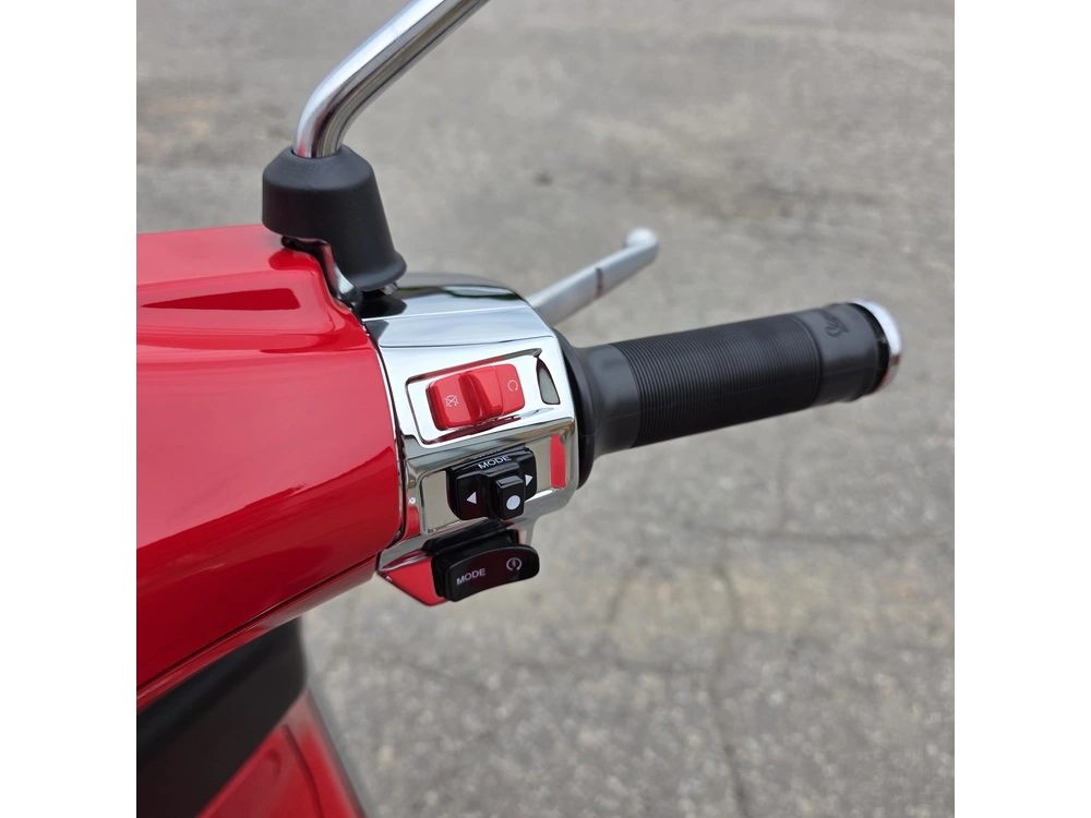 2027 Vespa Primavera Red 150 alt
