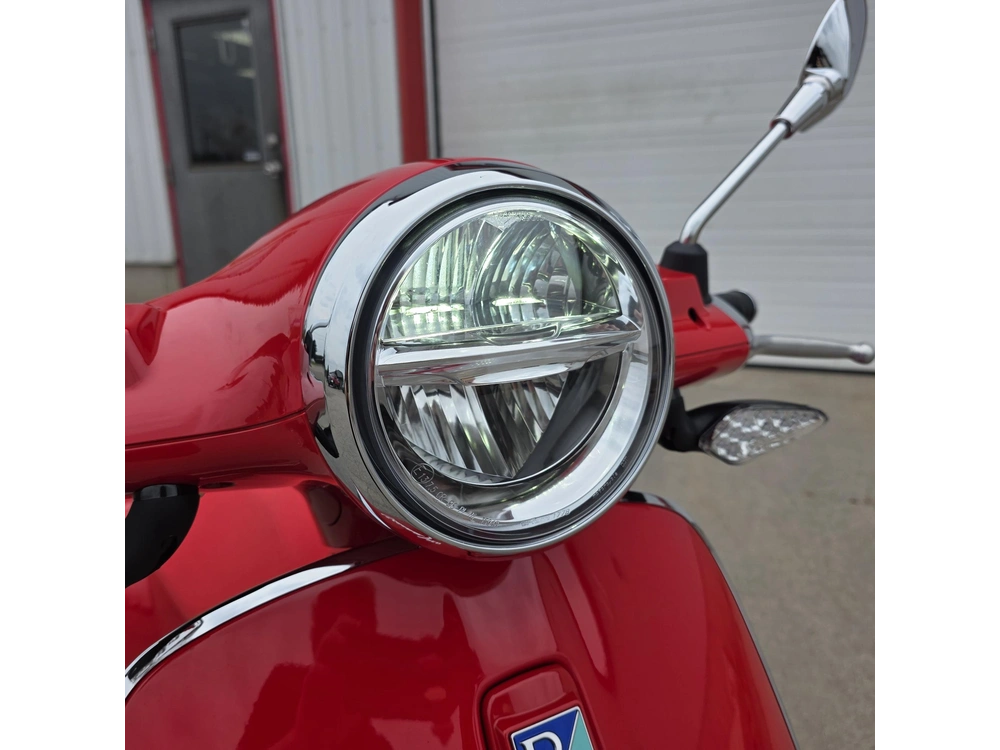 2027 Vespa Primavera Red 150 alt