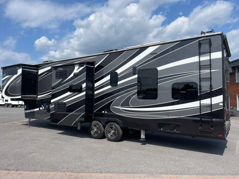 Grand Design Momentum 351m 2023 alt