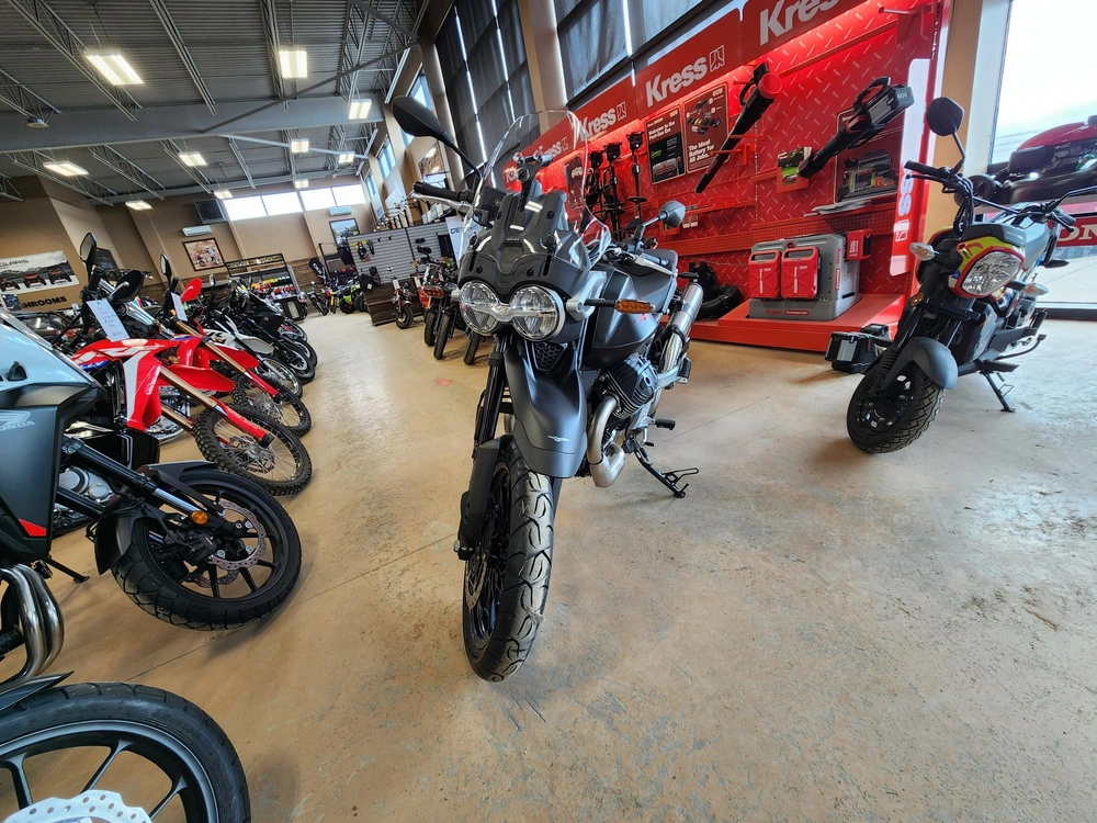 2025 Moto Guzzi V85 Strada E5+ Nero Isola alt