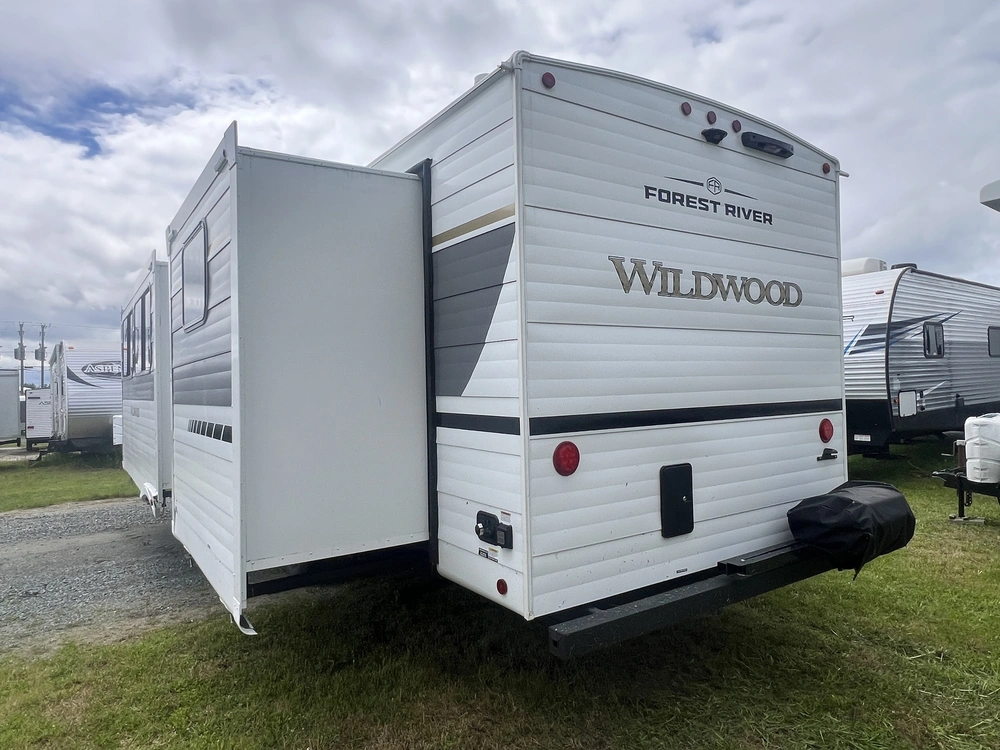 2026 Forest River Wildwood 31 Kqbts alt