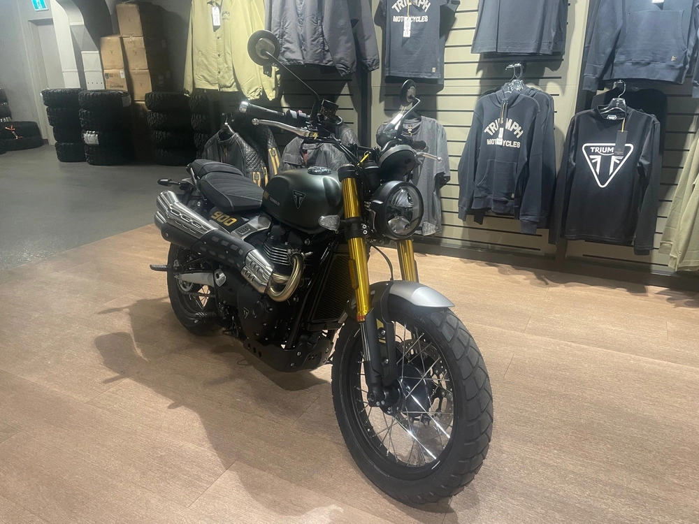 2026 Triumph Scrambler 900 - Matt Khaki Green / Matt Phantom Black alt