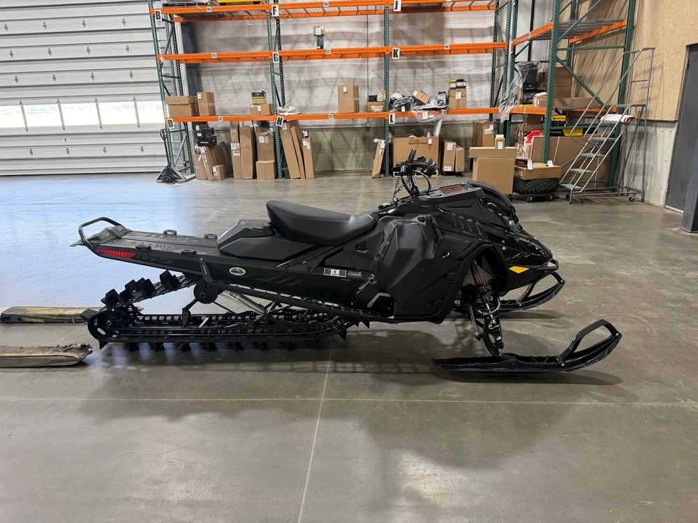 2025 Ski-doo Summit X 850 Etec 165" W/ 10.25" Tdst alt