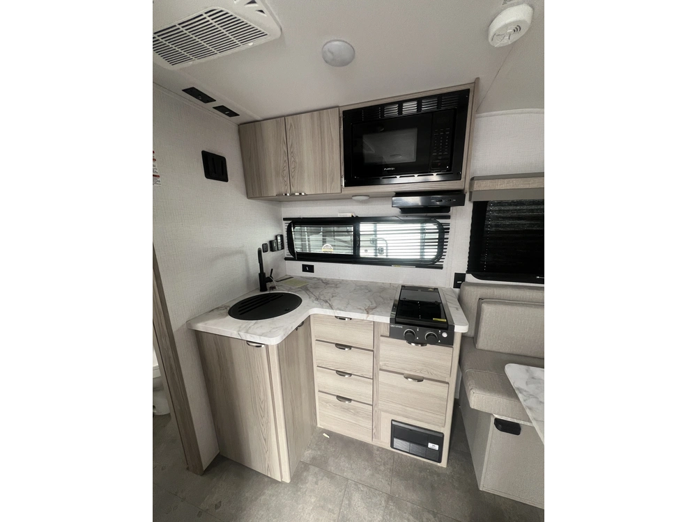 2022 Forest River Wildwood Fsx 176 Qbhk alt
