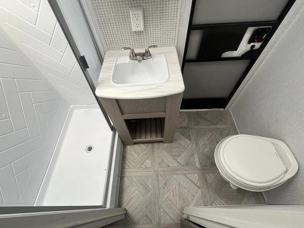 2024 Forest River Wildwood 32bhdsx alt