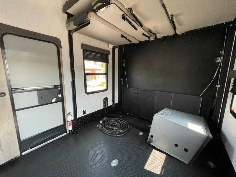 Grand Design Momentum 351m 2023 alt