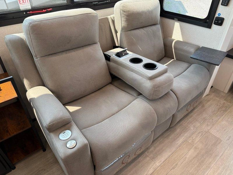 Jayco Pinnacle 38kpts 2026 alt